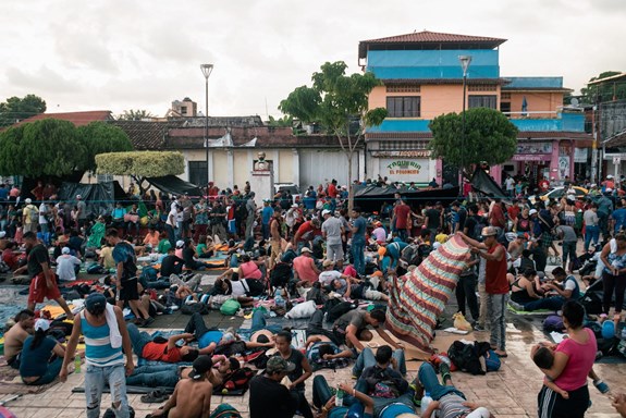 Dòng người di cư dừng chân tại thành phố Huixtla của Mexico. Ảnh: The New York Times.